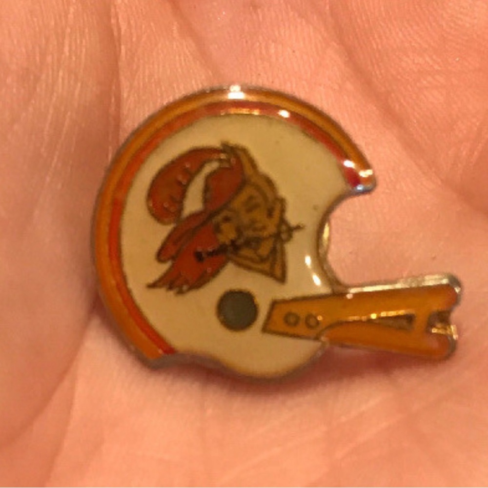V Vintage Tampa Bay Buccaneers 1980s Creamsicle Lapel Tie Hat Football Team Pin